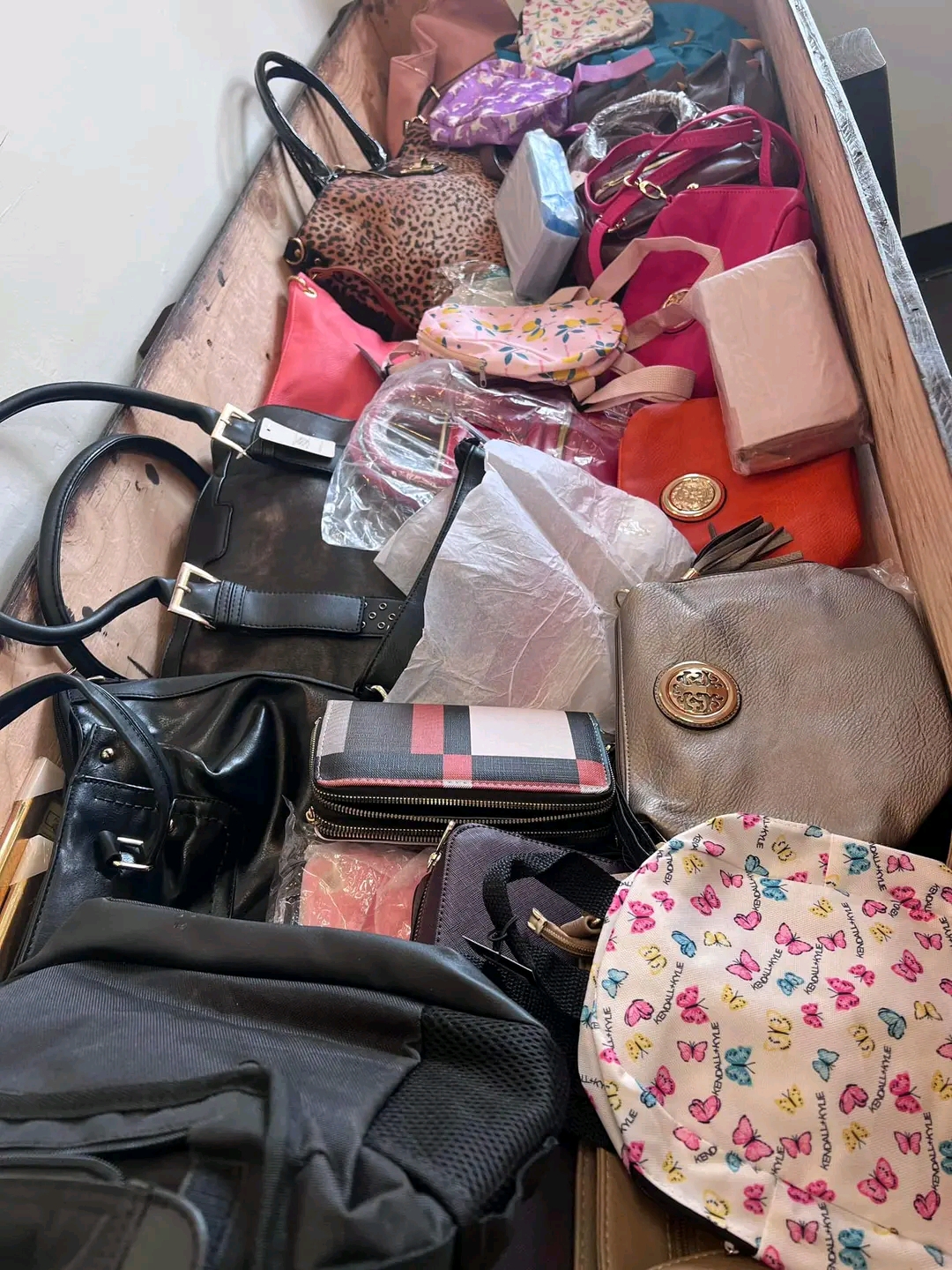 mixed pallets of girl’s bags, clothes,shoes mixed pallets of girl’s bags, clothes,shoes
