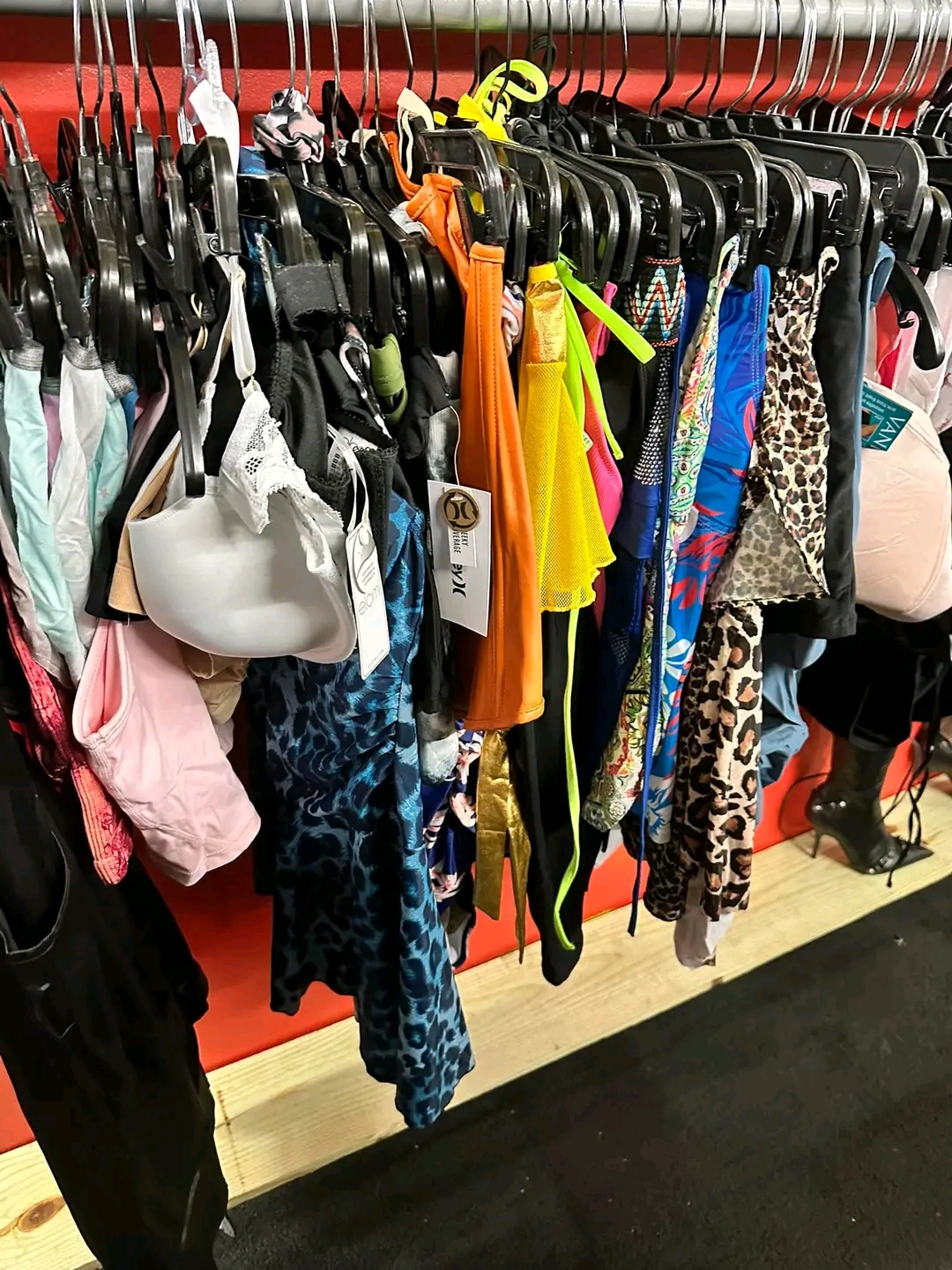 new arrival of mixed clothing pallets new arrival of mixed clothing pallets
