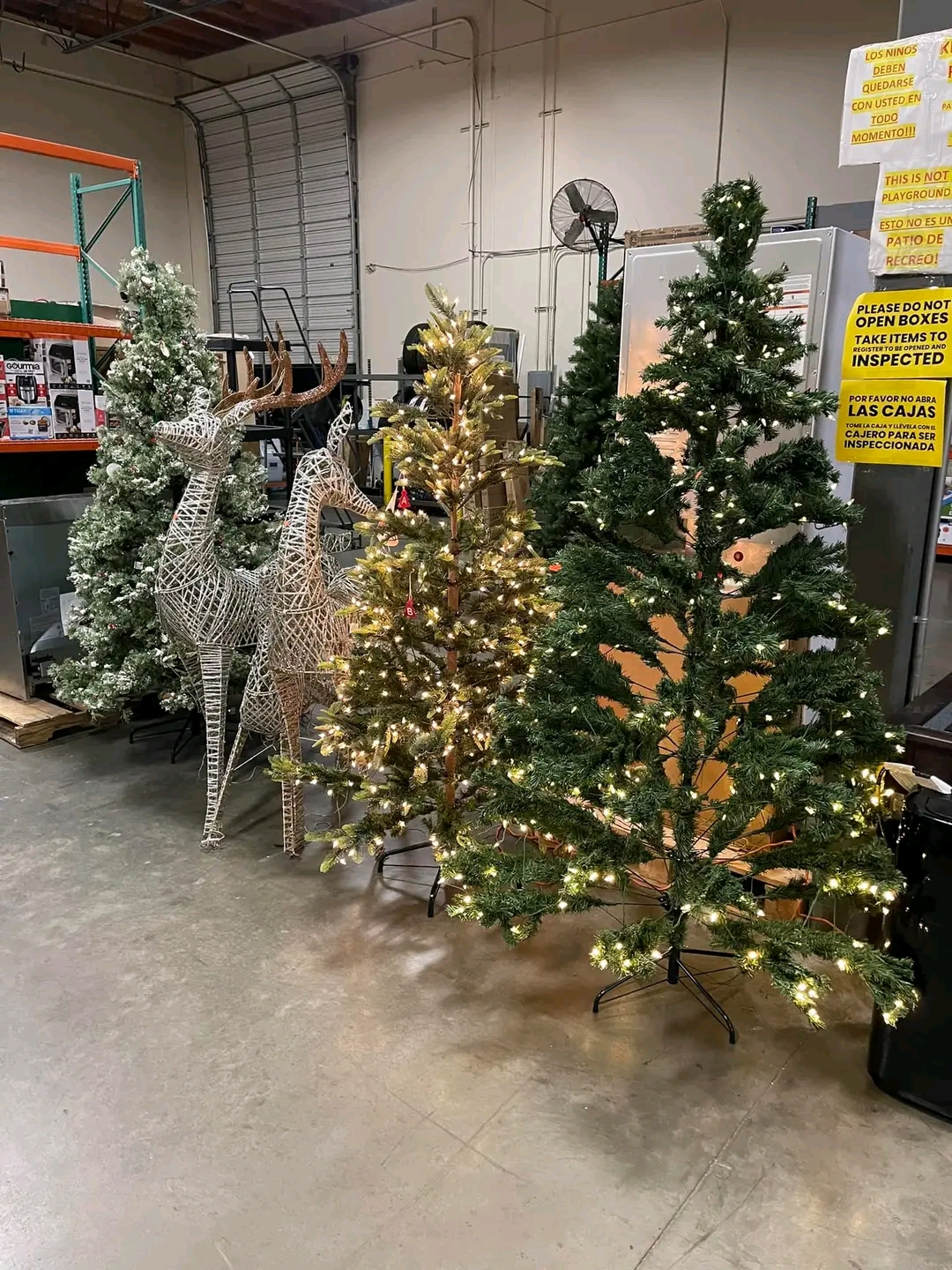 mixed pallets of household utensils,furnitures,christmas trees,decorations and more… mixed pallets of household utensils,furnitures,christmas trees,decorations and more…